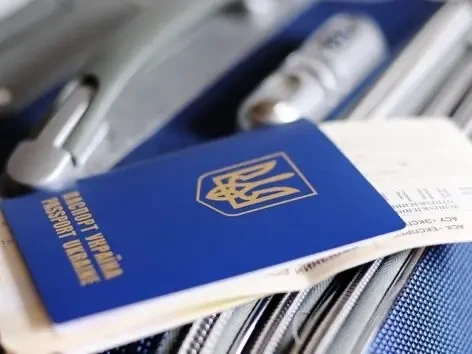 пасажири під час перевірки документів