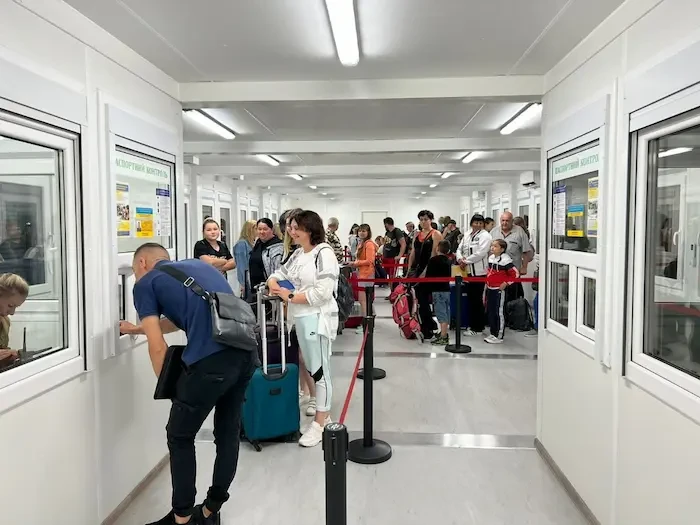 пасажири під час проходження паспортного контролю